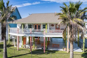 Terrace/patio - Casa Bella - 4 bedroom, Gulf View, Cargo Lift, Outdoor Bar, Fenced Yard, (Crystal Beach)