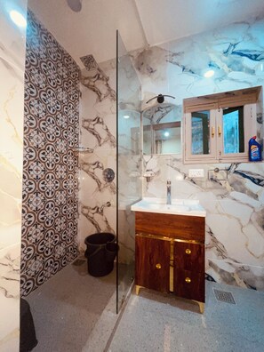 Luxury Studio Suite | Bathroom | Slippers, towels, shampoo, toilet paper - Summershade Homestay (Srinagar)