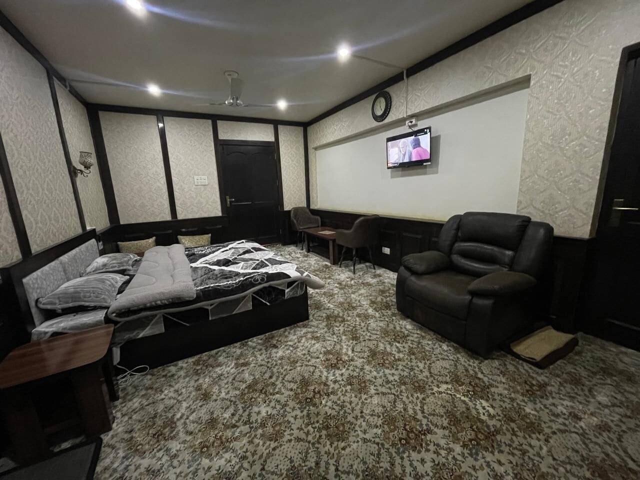 Quarto luxo | Roupas de cama premium, camas Select Comfort, Wi-Fi de cortesia