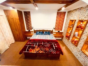 Luxury Studio Suite | Premium bedding, Select Comfort beds, blackout drapes, free WiFi - Summershade Homestay (Srinagar)