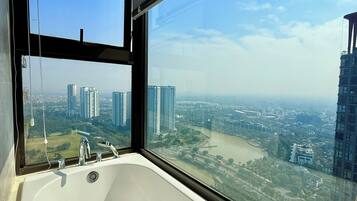 Apartamento, 2 quartos, sacada, vista para o lago | Banheiro | Produtos de toalete grátis, secador de cabelo, chinelos, bidê