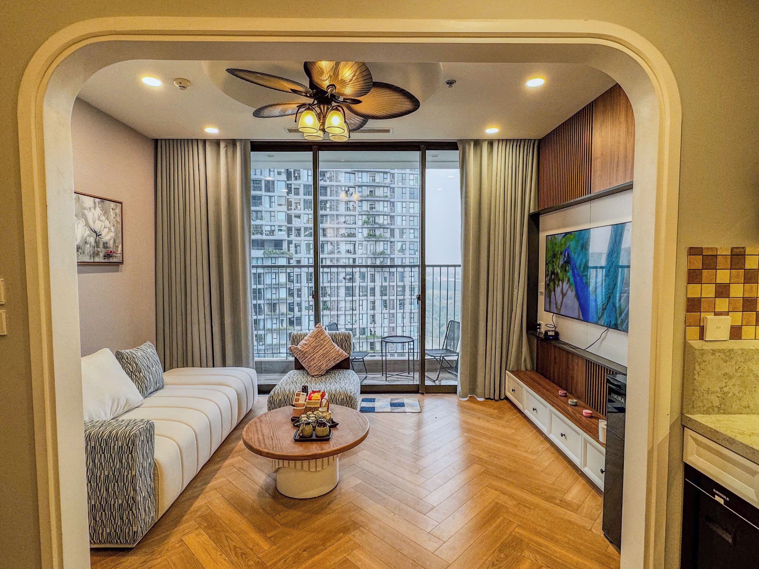 Duplex, 1 Bedroom, Balcony, Lake View | Living area | 30-inch plasma TV with satellite channels