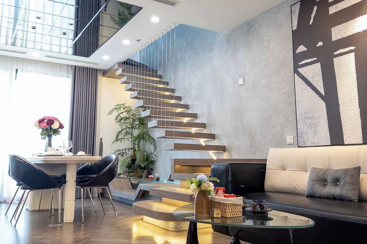 Ein modernes Interieur mit Treppe, Essbereich und einer Sitzecke.