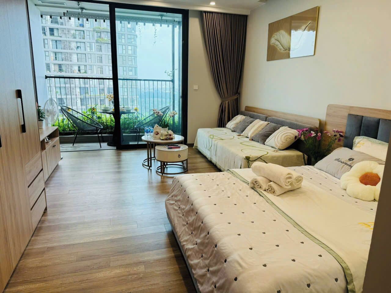 Studiosuite, 1 soverom, balkong, utsikt mot innsjø | Romfasilitet