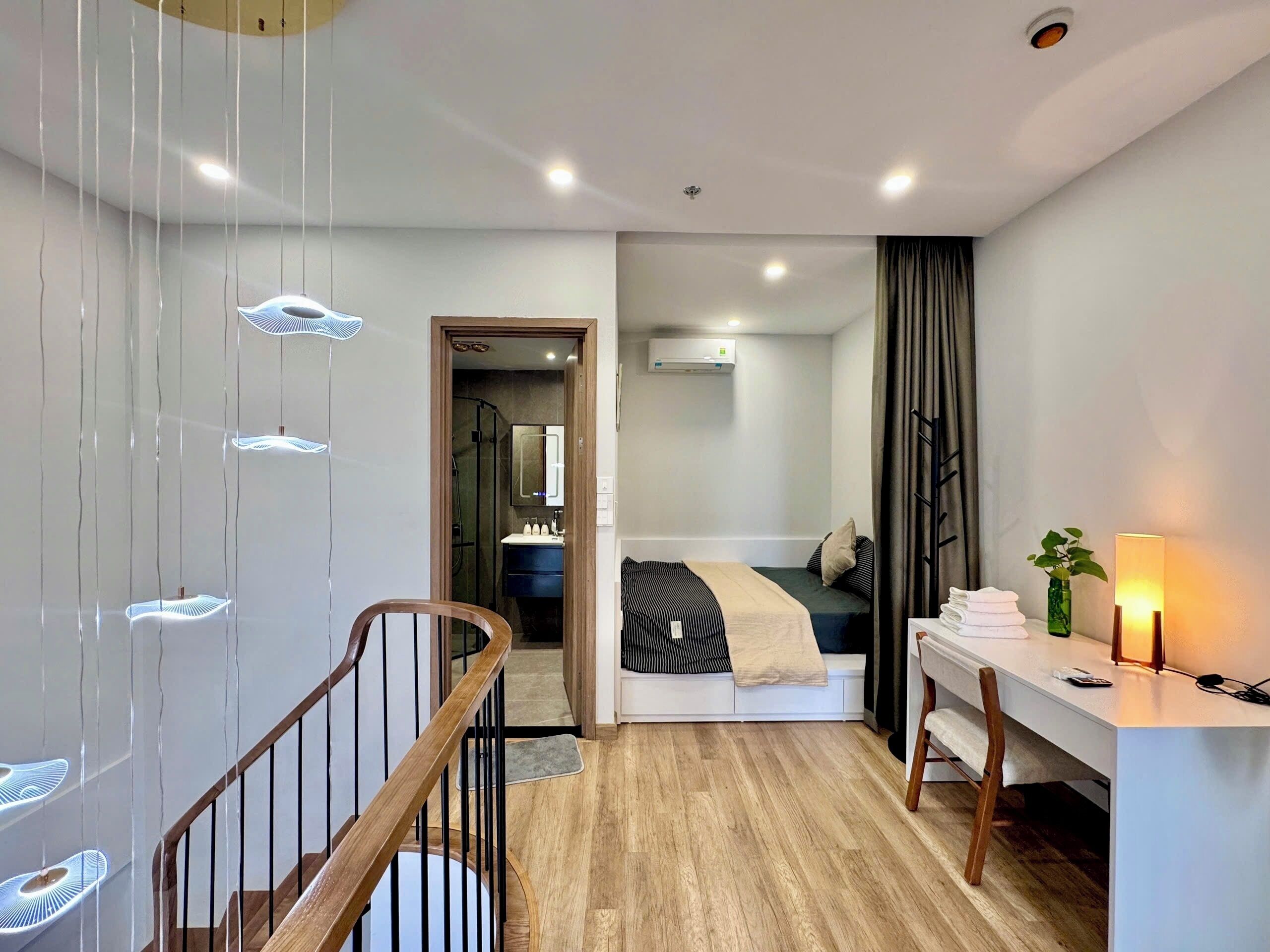 Tvíbýli - 2 svefnherbergi - svalir - útsýni yfir vatn | Sérhannaðar innréttingar, sérvalin húsgögn, skrifborð