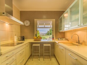 Fridge, microwave, oven, dishwasher - Charmantes Ferienhaus mit großer Terrasse by Interhome (Betlem)