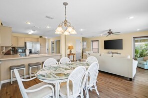 Dining - ☀️ Gulf Front - Pet Friendly - The Turtles Nest ☀️ (Indian Pass)