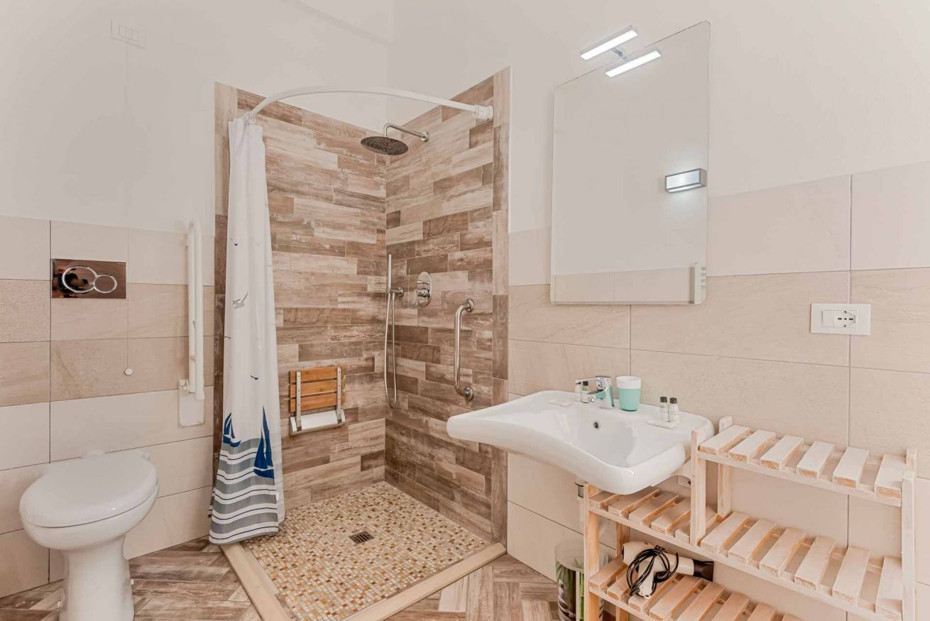 Doccia, bidet, asciugamani, carta igienica