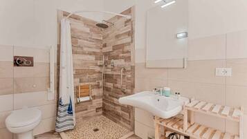 Doccia, bidet, asciugamani, carta igienica