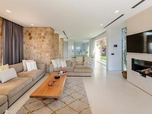 TV - Villa Zelmar Ruhe und Privatsphäre in Cala Conta by Interhome (Cala Bassa)