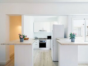 Fridge, microwave, oven, cookware/dishes/utensils - City Loft Santa Cruz by Interhome (Santa Cruz)