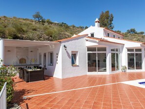 Outdoor dining - Modernes Wohnen im ländlichen Andalusien by Interhome (La Axarquía/ Torrox)