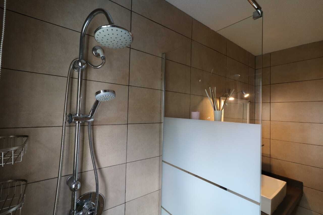 Haartrockner, Handtücher, Seife, Toilettenpapier