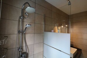 Séchoir à cheveux, serviettes fournies, savon, papier de toilette