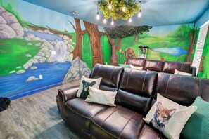 Smart-TV, Videospiele, Tischfußball, Bücher