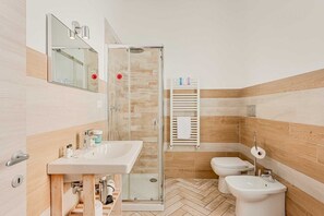 Dusj, bidé, håndklær og toalettpapir