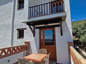 Outdoor dining - Gemütliches Haus mit toller Aussicht by Interhome (Valor)