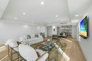 TV - Luxury Beachfront Living | Gulf Shore Boulevard (Naples)