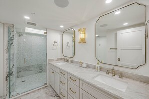 Shower, hair dryer, towels - Luxury Beachfront Living | Gulf Shore Boulevard (Naples)