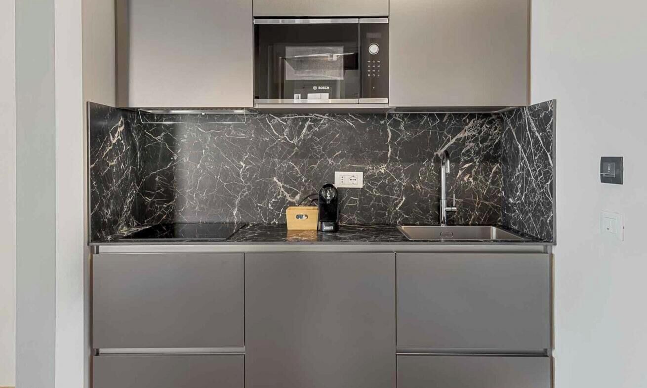 Jääkaappi, mikroaaltouuni, leivänpaahdin