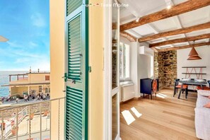 Interior - If you are looking for a modern, welcoming place in a strategic position in the heart of the Cinque Terre, the Lover's Lane 1 apartment in Riomaggiore is the perfect choice for you!Modern and fully furnished and renovated apartment, next to the Riomaggio (Riomaggiore)