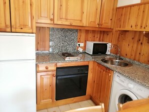 Fridge, microwave, oven, cookware/dishes/utensils - "Falcó 7 by Interhome (Caldes de Boi)