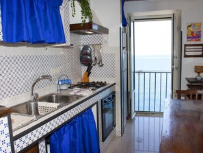 Refrigerador, horno y utensilios de cocina 