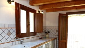 Réfrigérateur, batterie de cuisine, vaisselle et ustensiles