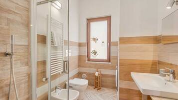 Dusj, bidé, håndklær og toalettpapir