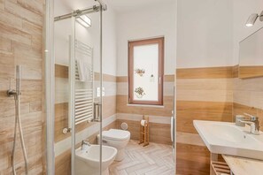 Dusj, bidé, håndklær og toalettpapir