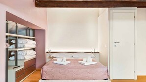 Una camera da letto con un letto, un armadio e una porta.