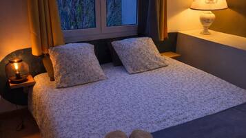 Iron/ironing board, WiFi, bed sheets