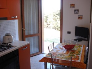 Fridge, oven, cookware/dishes/utensils - Gemütliches Appartement in Capoliveri mit Grill und Terrasse by Interhome (Capoliveri)