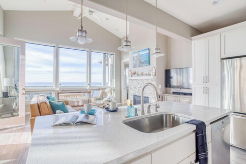 Luxurious Townhouse with Access to Clubhouse, Pool, Mini-Golf, and More!