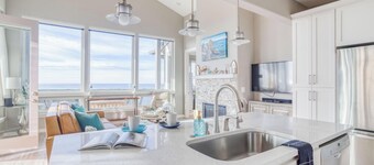 Luxurious Townhouse with Access to Clubhouse, Pool, Mini-Golf, and More!