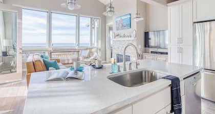 Luxurious Townhouse with Access to Clubhouse, Pool, Mini-Golf, and More!