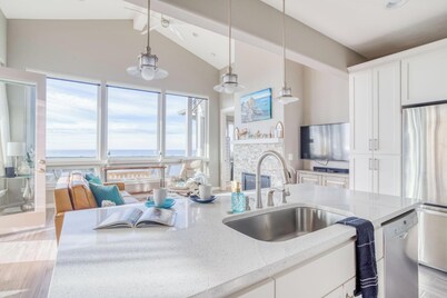 Luxurious Townhouse with Access to Clubhouse, Pool, Mini-Golf, and More!