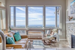 Smart TV, chimenea, reproductor de DVD y libros 