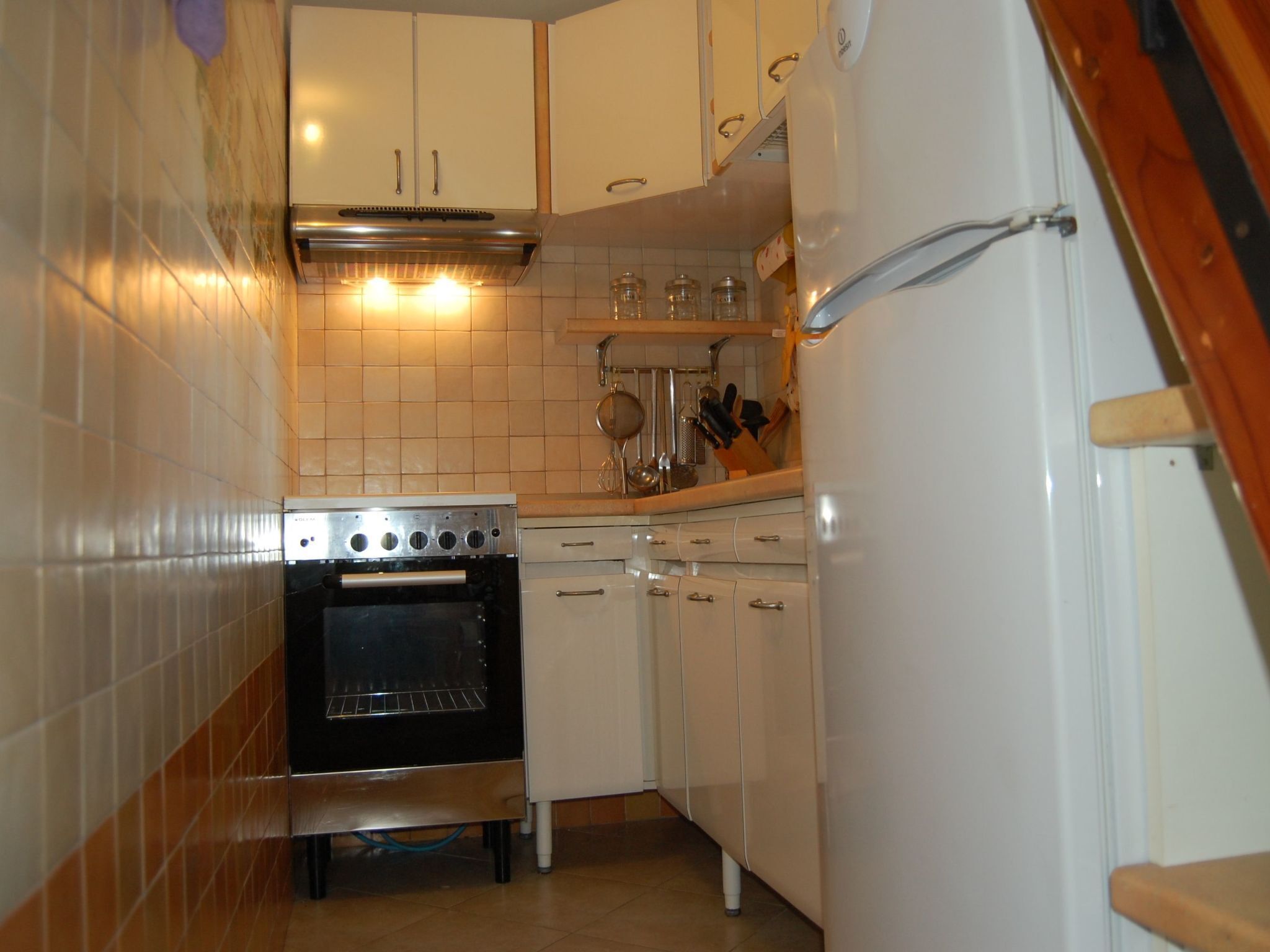 Refrigerador, horno y utensilios de cocina 
