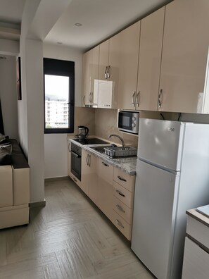 Fridge, microwave, oven, stovetop - Ulcinj Vibes & Waves Apartment (Ulcinj)