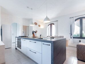 Kühlschrank, Ofen, Geschirrspüler, Kochgeschirr/Geschirr/Besteck