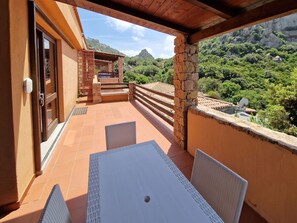 Outdoor dining - Dreizimmerwohnung mit Panoramablick in Costa Paradiso by Interhome (Costa Paradiso)