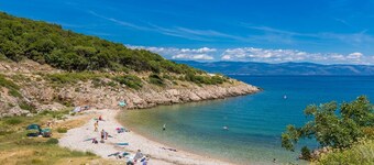 Vakantiehuis ALYSSA met zwembad op het eiland Krk, op 3 km van het zandstrand.