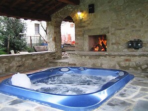Outdoor spa tub - Altes Kloster und eleganter Landsitz by Interhome (Città di Castello)
