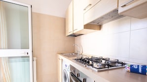 Kühlschrank, Ofen, Kochgeschirr/Geschirr/Besteck