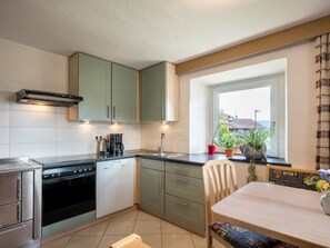 Kühlschrank, Ofen, Geschirrspüler, Kochgeschirr/Geschirr/Besteck