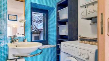 Shower, bidet, towels, toilet paper