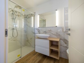 Bathroom - Privater Pool und herrlicher Seeblick by Interhome (Albisano)