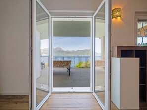 Interior - Privater Pool und herrlicher Seeblick by Interhome (Albisano)
