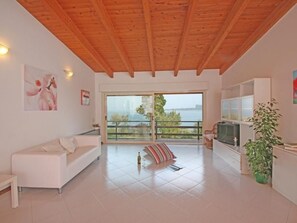 TV - Appartement in Villaggio Sanghen mit Garten, Terrasse und gemeinsamem Pool by Interhome (Manerba)